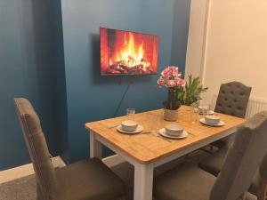 5 Mins to Anfield, 2 Bed, Mosaic Art House