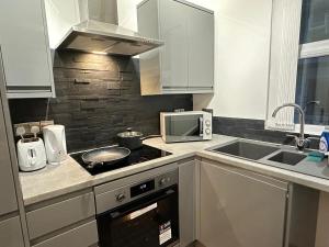 5 Mins to Anfield, 2 Bed, Mosaic Art House