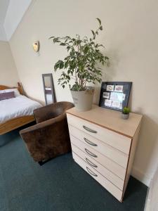 11 Tabor Grove Room 6