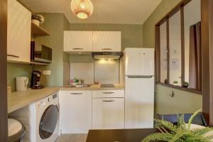 Appartements Le Sporting Land - avec entree autonome, parking prive & sa piscine ! - : photos des chambres