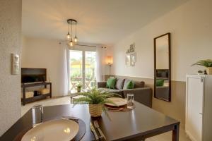 Appartements Le Sporting Land - avec entree autonome, parking prive & sa piscine ! - : photos des chambres