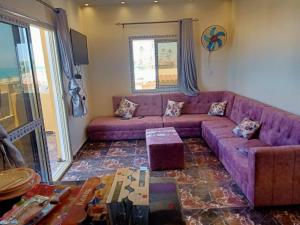 شاليه تانى بلكونه ثلاث غرف مكيفه فيو بحر