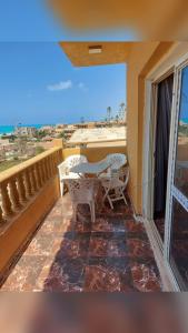 شاليه تانى بلكونه ثلاث غرف مكيفه فيو بحر