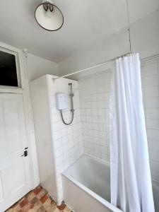 11 Tabor Grove Room 6