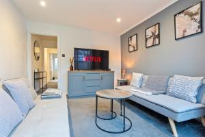 Cozy 2BR Getaway - Private Hot Tub & Bath Retreat