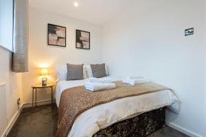 Cozy 2BR Getaway - Private Hot Tub & Bath Retreat