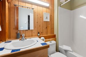 Bear Coast, Cabin with Hot Tub, Patio, and Waterview