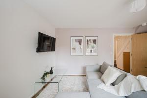 Stylish 4 bedroom home with WIFI, Free Parking and close to Old Trafford