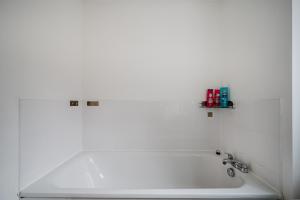 Stylish 4 bedroom home with WIFI, Free Parking and close to Old Trafford