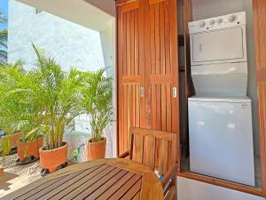 Beachfront condo with private pool & fast internet