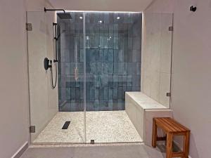 Beachfront condo with private pool & fast internet