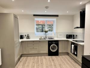 3BD Modern Home with Free Private Parking