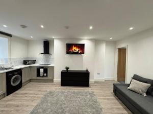 3BD Modern Home with Free Private Parking