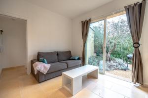 Villas Nice air-conditioned house with flower garden : photos des chambres