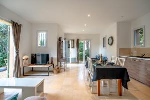Villas Nice air-conditioned house with flower garden : photos des chambres