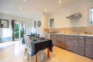Villas Nice air-conditioned house with flower garden : photos des chambres