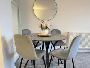 Coastal 2 Bathroom Apartment, Free Parking