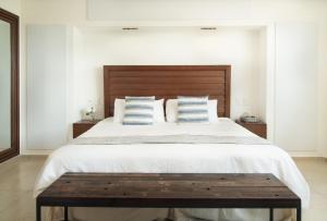 ARENA Beachfront 2 BDR with pool by Casa Paraiso