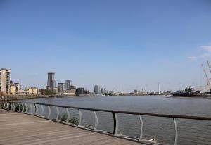 London Thames Canary Wharf Flat Sleeps 8 near O2 London City Airport