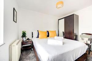 London Thames Canary Wharf Flat Sleeps 8 near O2 London City Airport