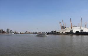 London Thames Canary Wharf Flat Sleeps 8 near O2 London City Airport