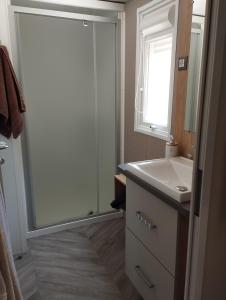 Campings les sables du midi mobil home bougainvilliers : photos des chambres