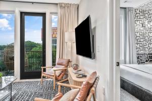 Penthouse City View Flat Modern Design with Balcony