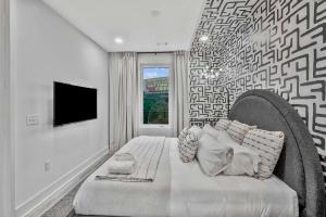 Penthouse City View Flat Modern Design with Balcony