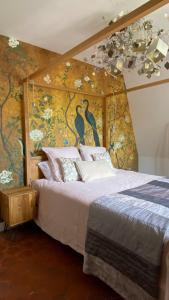 Signature topfloor flat in a shared XIX century Mansion in Western Paris