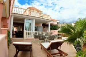 Spacious villa 500 m from the sea! Playa Del Duque
