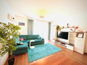 Bronowice Residence Blue - Homey Apartment with Garden and Parking