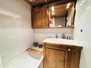 Appartements Residence Fermes De Meribel E - Appartement 3 pieces 4 personnes sur Meribel Village proche des pistes et proche des commerces de Meribel Village MAE-4083 : photos des chambres