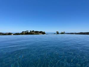 Villa Infinity con Spa y Vistas Panorámicas al Mar y Montaña