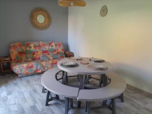 Bel appartement climatisé avec balcon 200m de la Plage