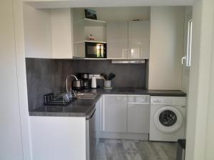 Bel appartement climatisé avec balcon 200m de la Plage