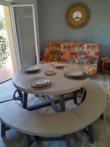 Bel appartement climatisé avec balcon 200m de la Plage