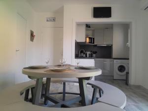 Bel appartement climatisé avec balcon 200m de la Plage