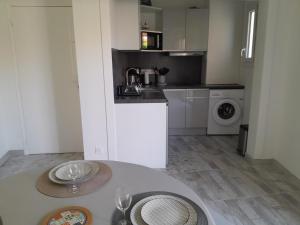Bel appartement climatisé avec balcon 200m de la Plage