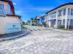 Casas no Residencial Mont Sião com 2 ou 3 suítes (todas com ar condicionado) condomíno a poucos metros da praia de Taperapuã (Axé Moi), com 2 piscinas adulto, 2 infantil, sauna e 2 portarias, casas com internet privativa 300MBPS