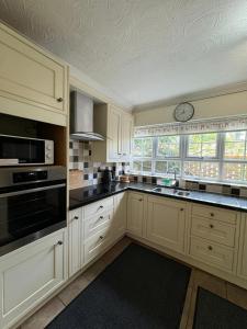 Sherrington Cottage 1 minute walk to Frintons blue flag beach Sleeps up to 8