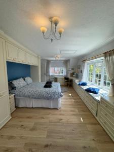 Sherrington Cottage 1 minute walk to Frintons blue flag beach Sleeps up to 8