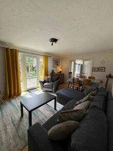 Sherrington Cottage 1 minute walk to Frintons blue flag beach Sleeps up to 8