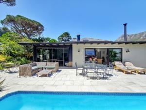 Peaceful 4 Bedroom Home in Estate, Mountain Views