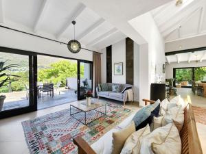 Peaceful 4 Bedroom Home in Estate, Mountain Views