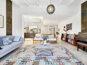 Peaceful 4 Bedroom Home in Estate, Mountain Views