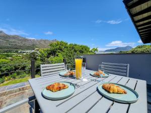 Peaceful 4 Bedroom Home in Estate, Mountain Views