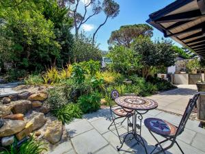 Peaceful 4 Bedroom Home in Estate, Mountain Views