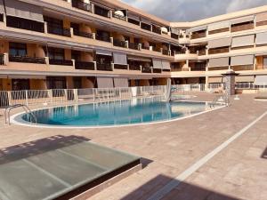 Puesta del sol en playa arena