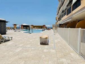 Puesta del sol en playa arena