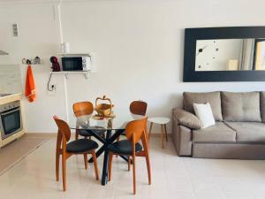 Puesta del sol en playa arena